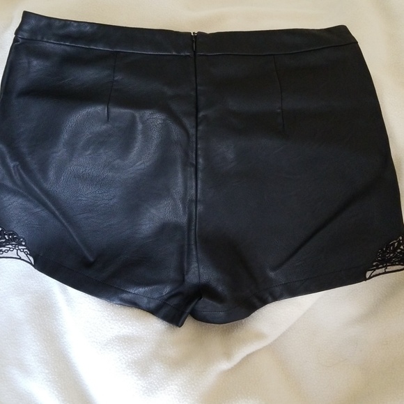 Guess faux leather shorts - Picture 2 of 3
